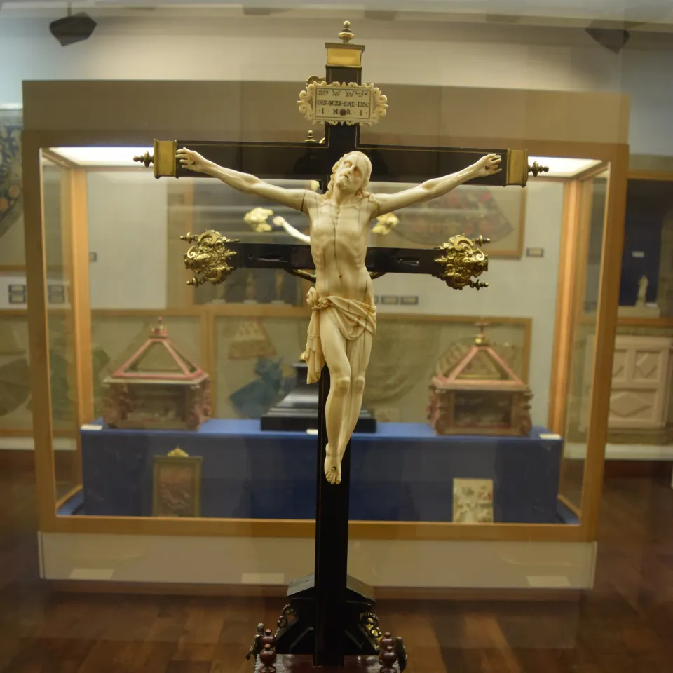 Cruz Relicario de Marfil